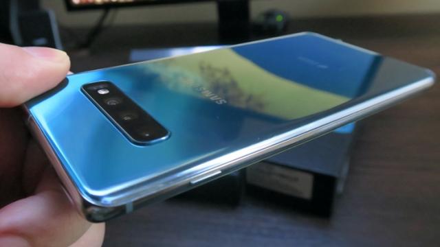 <b>Samsung Galaxy S10 primeşte modul Night dedicat printr-o actualizare software</b>Cu o săptămână în urmă scriam că Samsung Galaxy S10 se pregăteşte să primească un mod Night veritabil, nu doar unul declanşat în mod automat. Ei bine iată-l că el soseşte, sub numele de "Night" prin cea mai nouă