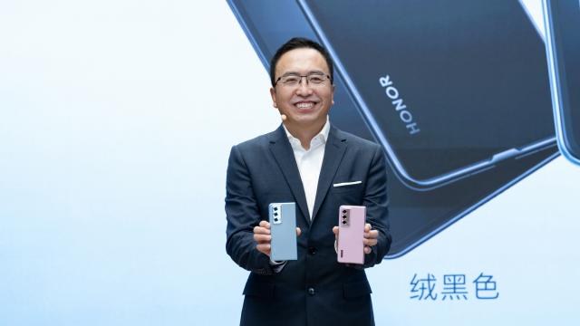 <b>Honor prezintă pliabilul Magic Vs 2 în China, cu procesor Snapdragon 8+ Gen 1, acum mai ușor și mai subțire față de predecesor</b>Honor are câteva telefoane pliabile interesante în portofoliu. Nu a anunțat încă modele pliabile cu clapetă, dar are variante tip carte rivale pentru Galaxy Z Fold de la Samsung. Ei bine, azi a sosit în China un nou telefon pliabil intitulat Honor Magic