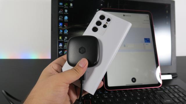 <b>Prezentare BeeDrive Synology BDS70 - SSD ultra-compact cu funcționalitate de NAS, ce îți păstrează cele mai importante fișiere în siguranță</b>SSD-uri am mai folosit de-a lungul timpului, am văzut și NAS-uri în acțiune, deși nu pot spune că am deținut vreodată unul, dar ceva care să le combine nu am văzut până acum. E destul de greu de imaginat că poți combina o soluție de dimensiuni mari