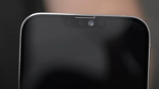 <b>iPhone 13 Pro Max primeşte un hands on de la Unbox Therapy în versiunea machetă/dummy (Video)</b>În ultimele luni am tot văzut scăpări legate de seria iPhone 13, dar mai degrabă randări fanteziste, decât dovezi concrete ale noutăţilor pe care le vor aduce acele telefoane. Acum vine YouTuberul Unbox Therapy