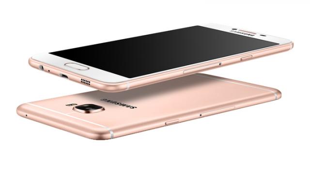 <b>Samsung Galaxy C7 Pro e testat în GeekBench, vine cu 4 GB RAM şi Android 6.0.1</b>În baza de date GeekBench îl vedem astăzi pe nimeni altul decât Samsung Galaxy C7 Pro, un telefon al cărui debut oficial pare a fi foarte aproape. Testul benchmark cu pricina ne dezvăluie faptul că primim la pachet un chip de 4 GB memorie RAM aici, un