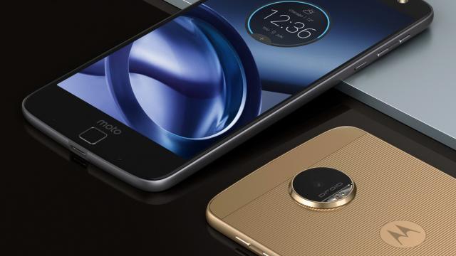 <b>Telefoanele Moto Z şi accesoriile Moto Mods debutează de Moş Nicolae în România</b>Lenovo a confirmat sosirea în România a telefoanelor Moto Z, la pachet cu faimoasele module Moto Mods, iar debutul are loc săptămâna viitoare, pe 6 decembrie. Astfel, în ziua de Moş Nicolae vom lua contact cu interesantele handset-uri modulare, care..