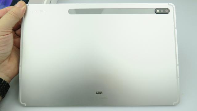 <b>Samsung Galaxy Tab S7+ 5G: Bateria nu e chiar de cursă lungă, tribut plătit refresh rate-ului</b>Încă mă uimeşte şi fascinează modul în care Samsung a reuşit să "ascundă" o baterie aşa mare, de 10.090 mAh într-un corp ce cântăreşte sub 500 de grame şi are sub 6 mm în talie. Vestea bună e că bateria se încarcă la 45W, vestea proastă e că încărcătorul