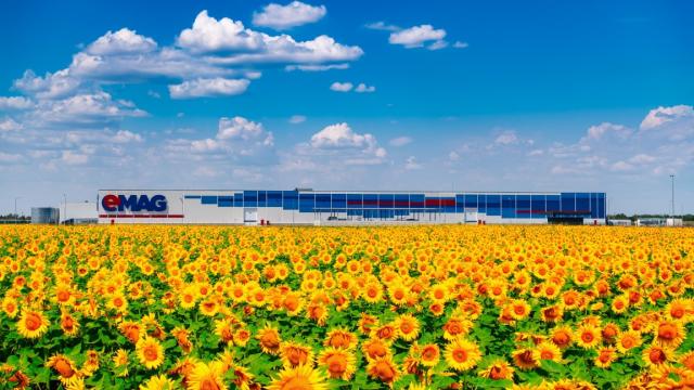 <b>eMAG are de astăzi un nou CEO și intră într-o etapă nouă de dezvoltare, cu investiții de 3.2 miliarde lei în următorii 3 ani</b>Începutul săptămânii nu aduce doar lansări noi de dispozitive smart, ci și anunțuri importante de pe plan local din partea celor de la eMAG. Suntem informați prin intermediul unui comunicat de presă despre noua