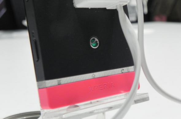 MWC 2012: Sony Xperia U preview - varianta mai mică a lui Xperia S (Video): dscn0753jpg.jpg