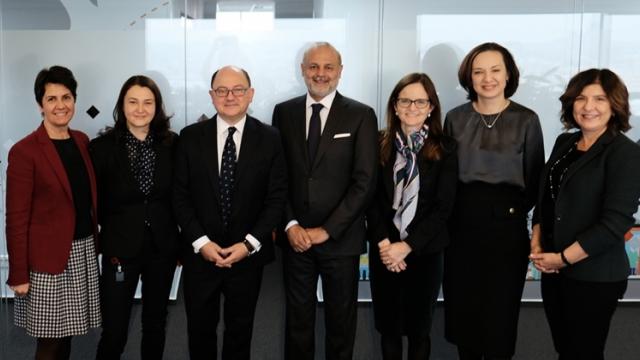 <b>Orange Money România semnează cu Visa, oferind soluţii noi de plată consumatorilor</b>Aflăm astăzi pe seama unui raport de presă faptul că operatorul Orange România tocmai ce a semnat un parteneriat cu Visa pentru a le oferi noi modalități de plată clienților prin serviciul Orange Money. De acum înainte utilizatorii operatorului