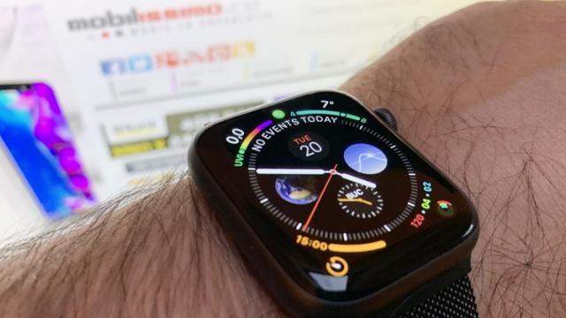 <b>Apple Watch 4 (44mm) costă puțin peste 2.000 lei pe eBay, cu livrare inclusă în România</b>Un produs foarte căutat acum în prag de Sărbători este și Apple Watch Series 4, un ceas inteligent a cărui disponibilitate în magazine este destul de problematică. Doar câțiva retaileri mai listează produsul și stocul este foarte limitat