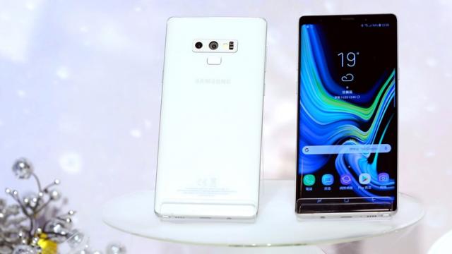 <b>Galaxy Note 9 în varianta "Snow White" devine oficial în pragul sărbătorilor de iarnă</b>Cu scopul de a impulsiona vânzările phablet-ului Galaxy Note 9, iată că cei de la Samsung introduc astăzi o nouă variantă de culoare și anume "Snow White". Este vorba despre o nuanță de alb imaculat ce va fi pusă în vânzare