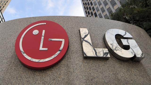 <b>LG face iar schimbări de şefi, dorind să salveze LG Mobile cu un CEO din segmentul TV</b>Cu scopul de a salva zona Mobile, iată că sud-coreenii de la LG Electronics fac o mutare neașteptată, mutându-l pe șeful diviziei TV în departamentul Mobile. Aparent, acest personaj este expert la capitolul reveniri spectaculoase după cum