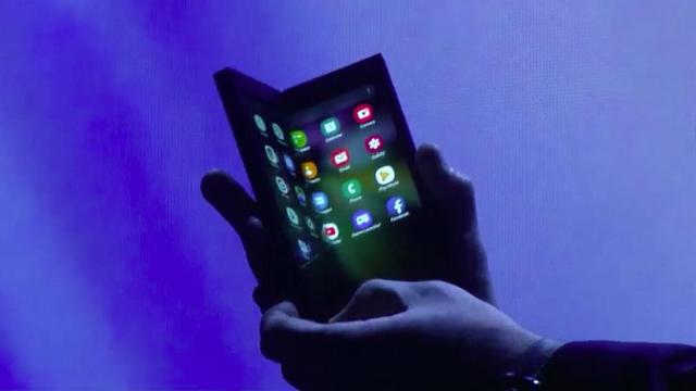 <b>Samsung Galaxy Fold ar fi numele final al primului telefon pliabil Samsung</b>Nici o zi fără un zvon despre pliabilul Samsung! Mai nou aflăm că terminalul se va numi Samsung Galaxy Fold, după speculații ce vorbeau despre denumiri că Galaxy F sau Galaxy X.