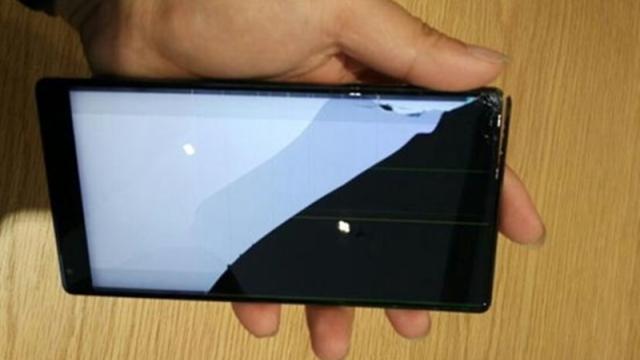 <b>Inevitabilul s-a întâmplat! Un smartphone Xiaomi Mi MIX alunecă din mâna unui client și ecranul edge-to-edge cedează!</b>Cu un superb ecran edge-to-edge de 6.4 inch la bord, Xiaomi Mi MIX este cu siguranță smartphone-ul hit al anului 2016, cu toate că șansele de a pune mâna pe un asemenea dispozitiv sunt unele destul de mici. Având un corp din ceramică foarte alunecos