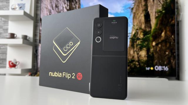 <b>ZTE Nubia Flip 2 Unboxing: mai carismatic şi rezistent decât predecesorul, avem şi Gift Box simpatic </b>ZTE Nubia Flip 2 se număra printre telefoanele cu care am luat contact la foarte aglomeratul stând ZTE de la MWC 2025. Rămâne ca predecesorul când vine vorba de propunere: propune un telefon midrange pliabil cu clapeta, dar acum mai bine dotat