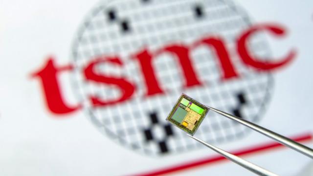 <b>TSMC anunță procesul de fabricație pe 1,4nm; Apple ar putea fi primul client major</b>TSMC anunță că începând cu anul 2028 va produce cipuri pe tehnologia de 1,4 nanometri, aduce astfel un nou prag tehnologic în industria semiconductorilor. Acest anunț consolidează poziția companiei taiwaneze în fața principalului rival, Samsung..