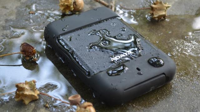 <b>Review ADATA HD700 - hard extern de 1 TB rezistent la apă, șocuri și praf; un adevărat scut pentru fișierele personale</b>Continuăm seria de recenzii pentru diverse gadget-uri cu hard-ul extern ADATA HD700 - produs ce vine în variante de 1 sau 2 TB alături de funcții interesante la pachet. În principal se află certificarea de rezistență a produsului la șocuri, apă, praf dar