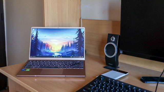 <b>MSI Modern 14 - Un laptop perfect pentru elevi și studenți</b>A trecut o săptămână de când mă joc cu laptop-ul MSI Modern 14, un notebook pe care eu îl văd ca fiind excelent pentru studenți și elevi. Eu sunt elev în clasa a XI-a, iar cu acest laptop am avut posibilitatea să duc la bun