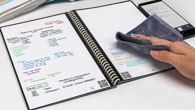 <b>E LUNI e AMAZON: Azi vă recomandăm caietul reutilizabil Rocketbook Smart, care te ajută să îți accesezi cursurile și lecțiile direct de pe smartphone sau tabletă</b>2020 a fost un an în care a trebuit, mai mult sau mai puțin voit, ca mulți oameni, elevi și studenți să se acomodeze la modul de lucru și învățat online. De asemenea, toate companiile mari ne amintesc cât de importantă este reciclarea și reutilizarea