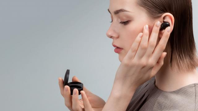 <b>Căștile wireless Xiaomi Redmi Airdots S au parte de un discount atractiv pe TomTop și sunt livrate gratuit</b>Dacă ai un smartphone lansat în 2020 sau 2021, sunt mari șanse ca acesta să nu aibă jack de 3.5 mm pentru căști. Astfel, cei de la TomTop vin cu o nouă recomandare de produs și anume căștile Xiaomi Redmi AirDots S, care au parte de un preț special