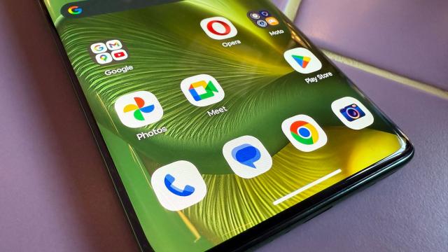 <b>Motorola edge 60: Conectivitate un pic mai limitată decât mă aşteptam</b>Motorola edge 60 are un procesor din seria MediaTek Dimensity 7000 şi pe vremuri asta ar fi însemna ceva sacrificii la nivel de modem. Iată că îl găsim totuşi cu Wi-Fi 6 dual band, cu Bluetooth 5.4, GPS, Glonass şi Galileo, plus NFC