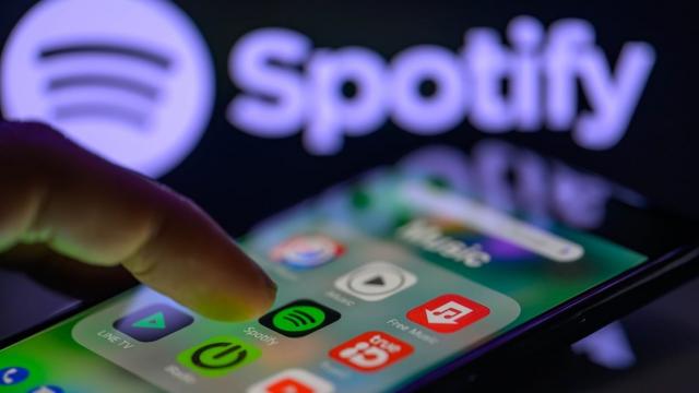 <b>Nu mai ai nevoie de Premium ca să asculți ce vrei pe Spotify; Funcția „Shuffle” a fost înlăturată!</b>Spotify a lansat un update binevenit pentru utilizatorii care folosesc gratuit serviciul: acum putem căuta și reda direct orice melodie sau podcast, fără să să ne lovim de redarea aleatorie *Shuffle). E un pas mare față de varianta anterioară