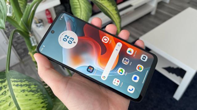 <b>Motorola cu baterie de 7000 mAh? Da, Moto G36 apare pe web şi aduce şi ecran mare, dar... LCD</b>Motorola a promis la un moment dat că va pune OLED-uri pe toate telefoanele sale, chiar şi pe cele ieftine, dar se pare că nu se ţine chiar 100% de promisiune. Noul moto g36 tocmai a scăpat pe web, cu o baterie imensă şi cu un ecran