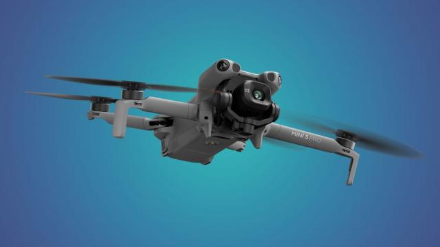 <b>Drona DJI Mini 5 Pro a sosit! Senzor de 1 inch și upgrade-uri serioase pentru creatorii de conținut</b>DJI a lansat oficial drona DJI Mini 5 Pro, după luni întregi de scurgeri de informații și teasing. Noul model rămâne sub pragul legal de 250 grame, dar vine cu dotări care-l transformă într-un hibrid între o dronă portabilă de vacanță și un echipament