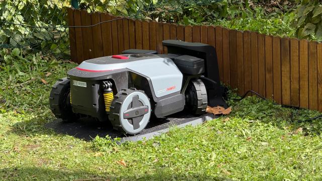 <b>Roborock RockMow S1 își pune lamele la treabă pe gazonul din München, robot de tuns iarba smart care și desenează (Video)</b>După ce l-am văzut în acțiune pe Roborock RockMow Z1, robotul de tuns iarba ce avea tracțiune integrală și putea tunde până la 5000 m² într-o singură sesiune, acum îl avem în vizor și pe Roborock RockMow S1