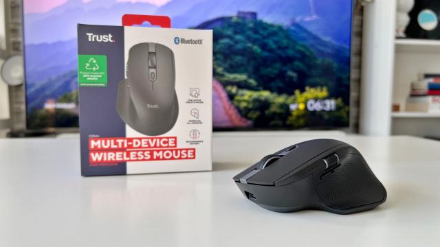 <b>TRUST Ozaa+ Review: Mouse wireless multi-device, pentru productivitate și cu scroll orizontal</b>Pe lângă kit-ul Trust Trezo Comfort pe care l-am primit recent în teste, cei de la TRUST au mai trimis și mouse-ul wireless OZAA+, un model multi-device de înaltă precizie, cu butoane silențioase și două rotițe scroll. Un asemenea mouse