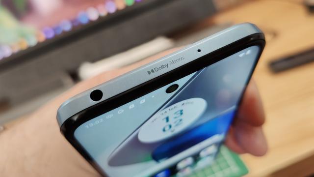 <b>Motorola Moto G23: Conectivitate 4G, dual SIM, cu viteze decente + NFC pentru plăți contactless</b>Motorola Moto G23 este un telefon de buget, midrange, dar nu are conectivitate 5G. Ne mulțumim cu două sloturi SIM și 4G LTE. Totuși, avem difuzoare stereo, jack de 3.5 mm pentru căști, port USB-C pentru alimentare. Apelurile se aud bine