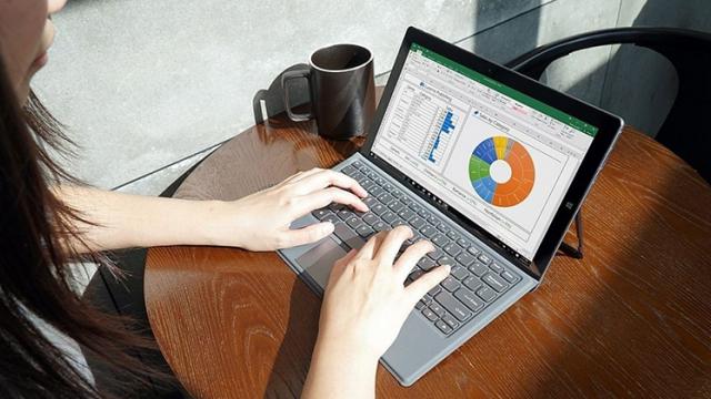 <b>Chuwi Ubook este o nouă tabletă 2 în 1 care va sosi în curând pe Kickstarter la un preț de 350 dolari</b>Chuwi e un brand de tablete cu care suntem deja familiari de ceva vreme, iar acum aflăm că un nou astfel de dispozitiv va sosi în curând. Costă doar 350 de dolari şi ar urma să aibă inclusiv o versiune cu 1 TB de stocare. Avem detalii mai