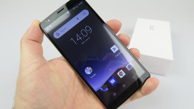 <b>iHunt Like 4U Unboxing: Telefon accesibil, cu capac spate înlăturabil, cameră duală (Video)</b>Începem anul 2018 cu un unboxing al unui telefon iHunt accesibil şi entry level, modelul iHunt Like 4U. Judecând după numele tineresc, handsetul e destinat adolescenţilor. Costă doar 295 lei şi îl scoatem din cutie mai jos