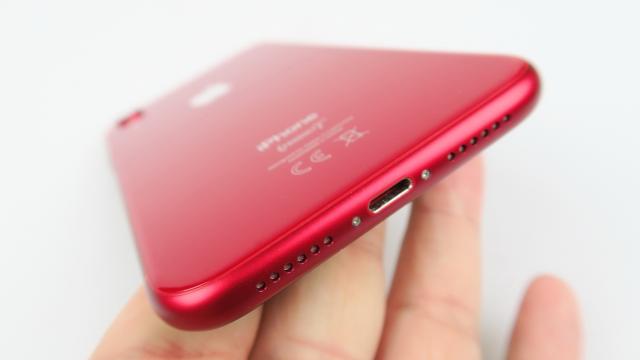 <b>Apple iPhone XR: Multimedia cu acustică stereo bună, dar mai mult la jocuri şi filme</b>iPhone-urile au început să ofere difuzoare stereo cam de la iPhone 7 încoace şi nu au mai pierdut acest obicei. iPhone XR nu se abate de la regulă şi vine cu două difuzoare, unul jos şi unul în earpiece. Cel de jos nu mi s-a părut uşor de acoperit în..