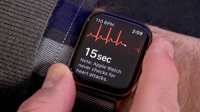 <b>Un doctor a dat în judecată Apple pentru funcţia de detecţie a fibrilaţiei atriale (EKG) de pe Apple Watch</b>În general când auzim de Apple Watch ne gândim la acele poveşti de succes, în care purtabilul a salvat vieţi. În general detectează căderea unei persoane şi sună la 911 sau detectează o bătaie neregulată a inimii şi recomandă utilizatorului să meargă la d
