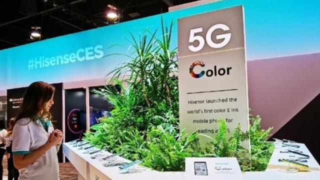 <b>CES 2020: Hisense prezintă un prototip de smartphone cu ecran E Ink color</b>Printre expozanții de la CES 2020 de la care nu prea am văzut prea multe noutăți se numără și Hisense, companie care totuși a avut ceva interesant dar despre care nu prea s-a vorbit în online