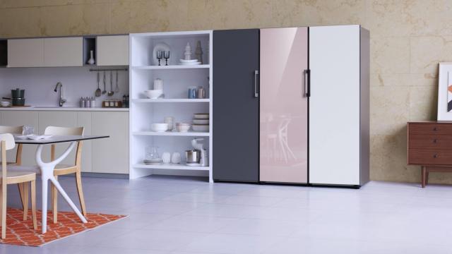 <b>Frigiderele Samsung Bespoke sunt acum disponibile în România! Iată toate detaliile despre noua gamă complet personalizabilă</b>Rolul electrocasnicelor din viața noastră nu s-a schimbat prea mult, funcțiile principale rămânând aceleași. Totuși, în ultimii ani locuințele noastre au devenit tot mai smart, iar încăperile au căpătat noi valențe. În anul 2020, pandemia a schimbat felul