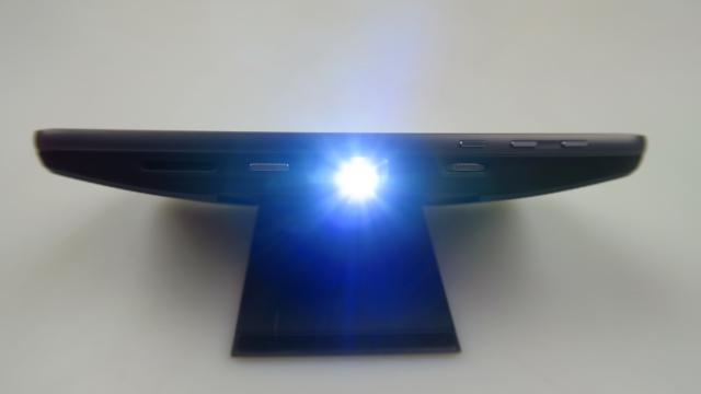 <b>Prezentare Moto Mods: Insta Share Projector pentru Motorola Moto Z, e numai bun pentru o prezentare Power Point rapidă sau un meci văzut cu prietenii (Video)</b>Modulele Moto Mods sunt excelente pentru a extinde funcţionalitatea lui Motorola Moto Z şi unele îl fac chiar să suplinească gadgeturi sau aparate de 4-5 ori mai mari. Dacă o baterie, o cameră sau difuzoare are deja Moto Z, ei bine proiector nu are..