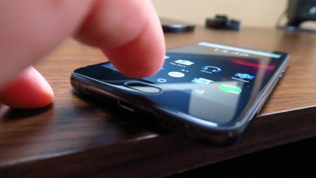 <b>UMi Plus E: Hardware excelent pentru suma plătită, cel puţin la prima vedere</b>Nu vreau să sun ca o moară stricată, dar UMi Plus E chiar e cel mai accesibil telefon cu 6 GB RAM pe care îl poţi cumpăra acum. Nu în fiecare zi vezi aşa un chilipir şi asta trebuie să avem în vedere mereu. Nici ecranul de 5.5 inch Full HD nu e rău deloc