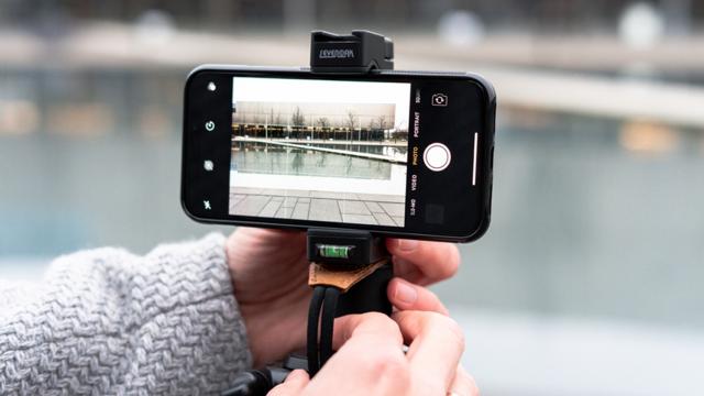 <b>E LUNI e AMAZON: Azi vă recomandăm FocusGrip Monopod, un stabilizator pentru smartphone compact și ușor, numai bun de luat în vacanță</b>Soarele de afară și temperaturile din ce în ce mai mari dau semne că e vremea de o vacanță. Fie că veți merge la mare cu familia sau într-un weekend la munte cu prietenii, probabil veți face multe fotografii și filmări. Revenim deci cu un nou articol