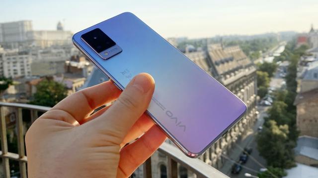 <b>vivo V21 5G Unboxing: primele impresii despre telefonul cu mega cameră selfie de 44 MP, stabilizare optică în faţă şi spate</b>Pe 29 iunie am participat la primul eveniment local de lansare a unui telefon după foaaarte multă vreme. Eveniment cu presă, eveniment fizic mă refer şi a fost un moment special, cu ceva emoţii după aşa o perioadă