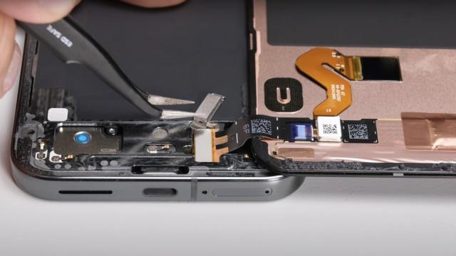 <b>"Cea mai greu de scos baterie" o are Google Pixel 9 Pro XL; Greu de reparat pentru iFixit, JerryRigEverything (Video)</b>Acum că Google Pixel 9 Pro XL a fost întors pe toate părţile prin diferite analize şi recenzii, e momentul să vedem şi ce e la interiorul său. Au început disecţiile şi vedem două, una de la iFixit şi una de la JerryRigEverything. Ce concluzii tragem