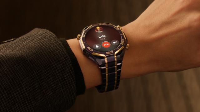 <b>Cât costă ceasul de bogaţi cu mult aur Huawei Watch Ultimate Design Royal Gold în România? </b>Înainte ca produsele cele mai noi de la Huawei să ajungă în Europa recent, ele au fost prezentate în Dubai. Totuşi de pe lista lipsea în afară de Mate X7, FreeClip 2 şi tableta şi acel ceas preţios, cu aur. Acum aflăm cât ar putea costa