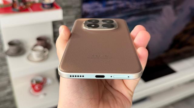 <b>Redmi Note 15 Pro+ 5G: Acustică stereo care te face să răsuflii ușurat atunci când uiți căștile acasă</b>Pe partea de sunet simt că Redmi Note 15 Pro+ este genul de telefon pentru uituci, pentru cei care din grabă uită mereu căștile acasă și ajung să se bazeze strict pe difuzoarele smartphone-ului din buzunar. Cu acest model nu vei