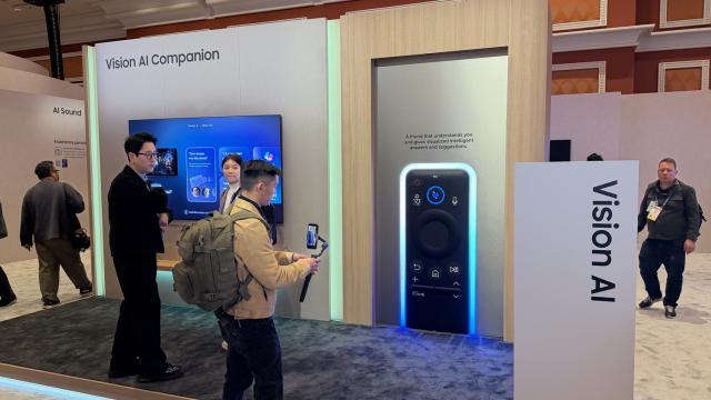 <b>Vision AI Companion nu e doar un concept! Iată cum reușește Samsung, lider mondial pe piața televizoarelor de 20 de ani consecutiv, să transforme TV-ul într-un partener de divertisment</b>În fiecare an producătorii de televizoare promit „cea mai bună imagine de până acum”. De cele mai multe ori, diferențele sunt marginale, iar progresul real se pierde în spatele unor termeni tehnici greu de tradus în experiențe concrete. La CES 2026