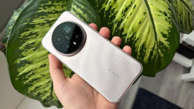 <b>Honor Magic8 Pro: Hardware cu upgrade incremental de la Magic7 Pro</b>HONOR Magic8 Pro face o mişcare atipică, care lasă loc de un potenţial Ultra, sau cel puţin aşa pare. Mă refer la faptul că scade dimensiunea diagonalei faţă de Magic7 Pro. Creşte totuşi capacitatea bateriei, primim camera