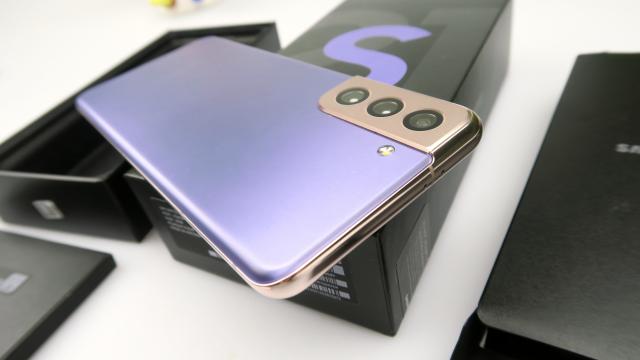 <b>Seria Galaxy S21 e considerată oficial „vintage”; Samsung încheie suportul software pentru flagship-urile lansate în urmă cu 5 ani</b>Samsung a lansat un nou update de software pentru seria Galaxy S21. Cel mai probabil, vorbim chiar despre ultima actualizare livrată spre flagship-urile din acest lineup. Actualizarea aduce patch-ul de securitate din ianuarie 2026 și marchează finalul