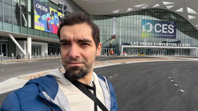 <b>Top 5 produse care m-au impresionat la CES 2026: de la pandantivul atotştiutor la căştile Razer cu camere </b>Era păcat să vin din Las Vegas, de la CES 2026, fără o recapitulare a tuturor noutăţilor văzute acolo. M-am gândit că e mai uşor să încropesc un top 5 care grupează laolaltă tot ce mi s-a părut interesant, nu doar telefoane, evident