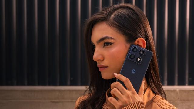 <b>Sunt ultimele ore în care mai poți profita de 1000 lei extra reducere la precomanda lui Motorola Signature</b>Pe Motorola Signature l-am văzut lansat în premieră în Las Vegas și nu a durat mult până la primele listări ale sale în România, cu oferte tentante ce presupun extra reduceri de 1000 de lei la precomandă. Dar cum toate lucrurile