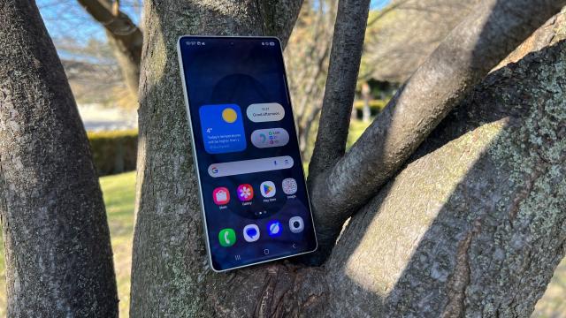 <b>Şi One UI 9 se va inspira din iOS 26, aducând extra transparenţă, look de "sticlă"</b>Scriam zilele trecute că inclusiv Google se va inspira de la iOS 26 şi va aduce efecte de blur şi transparență în Android 17. Asta după ce HONOR a făcut ceva similar cu MagicOS 10. Ei bine, acum a venit rândul Samsung, care va aduce