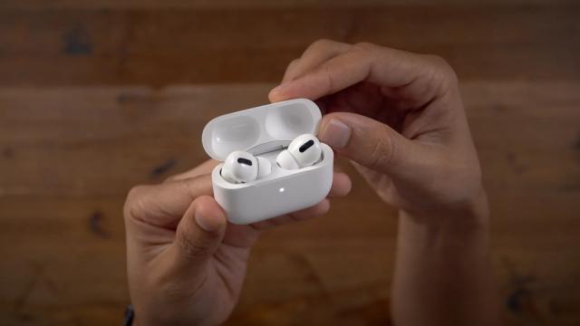 <b>Căștile Apple AirPods Pro 2 ar aduce senzori pentru monitorizare cardiacă și o funcție specială pentru cei cu probleme de auz</b>Conform zvonurilor, în toamna acestui an Apple ar urma să lanseze o nouă pereche de căști flagship. Vorbim despre AirPods Pro 2, care au mai avut parte de câteva scăpări în trecut. Totuși, azi apar în randări și au câteva funcții detaliate