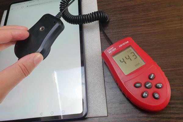 Luminozitate display Huawei MatePad Pro și ecranul văzut la microscop