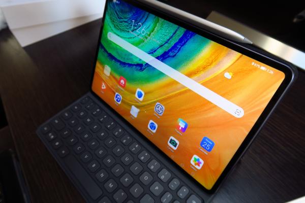 Huawei MatePad Pro: Design în sfârşit original, panou din sticlă cum nu am mai văzut